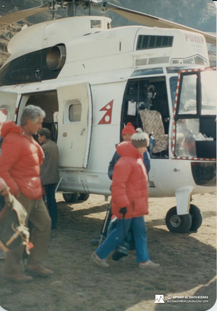 Czlonkowie wyprawy przy helikopterze w Khumjung. Być może Jerzy Kukuczka w czerwonej czapce schowany za jedną z uczestniczek wyprawy