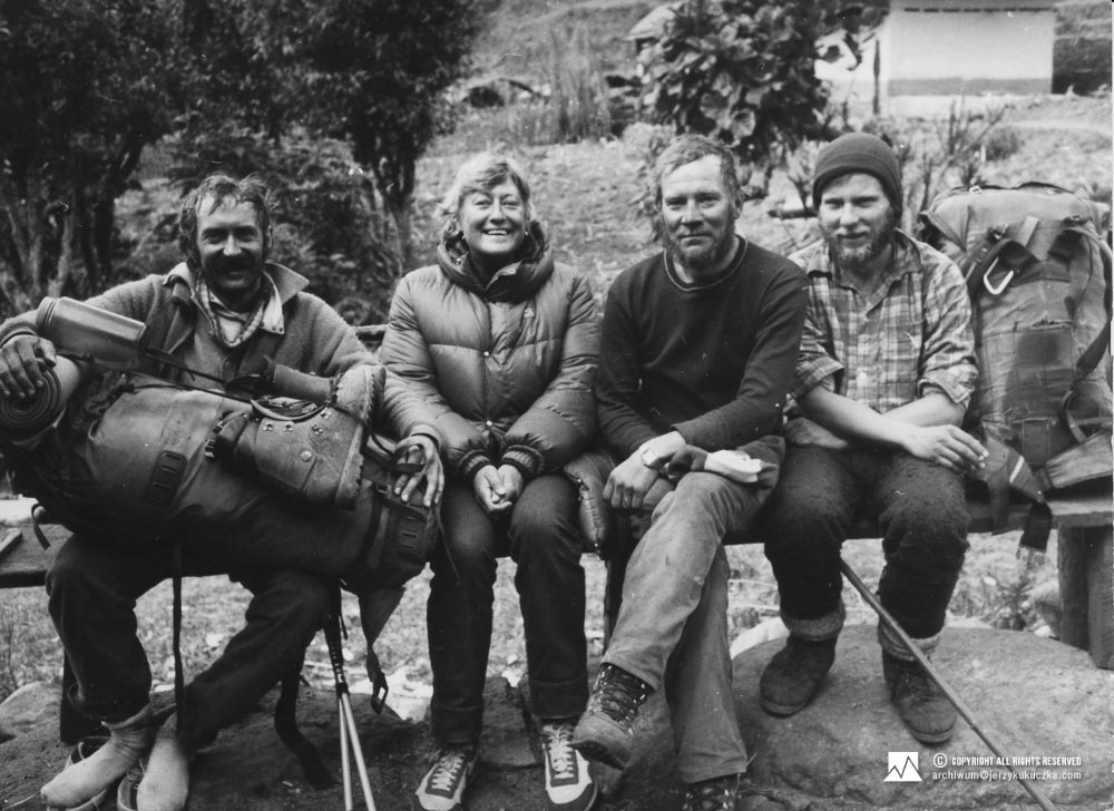 Uczestnicy wyprawy podczas powrotu z Kangchenjungi. Od lewej: Krzysztof Wielicki, NN, Jerzy Kukuczka, Artur Hajzer.