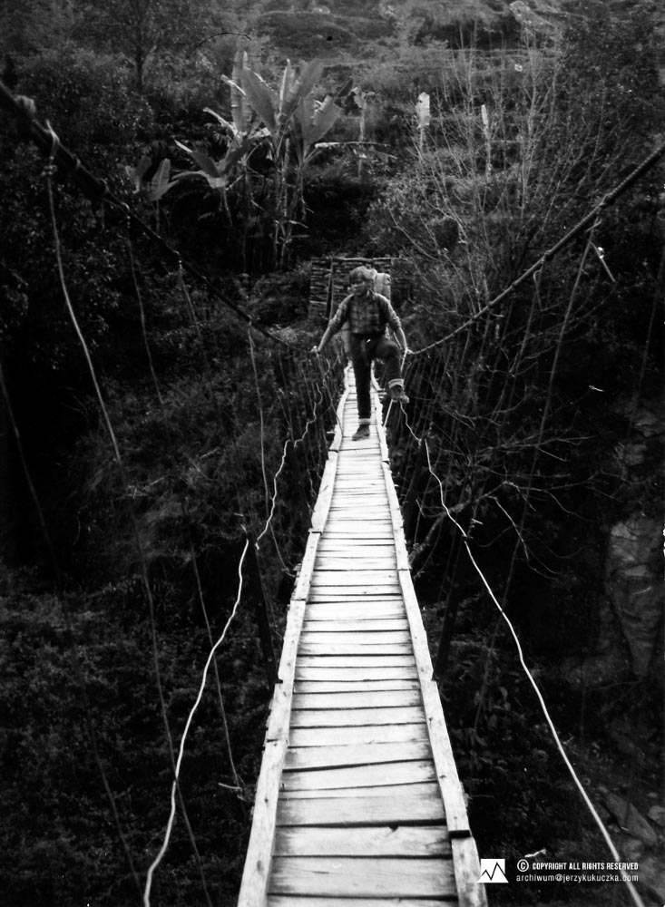 Artur Hajzer podczas przeprawy przez most.