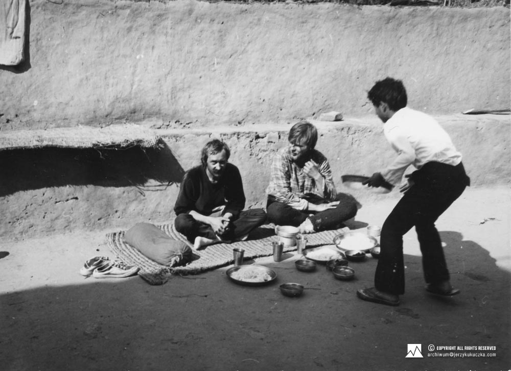 Krzysztof Wielicki i Artur Hajzer podczas posiłku. Od lewej: Krzysztof Wielicki, Artur Hajzer, NN.