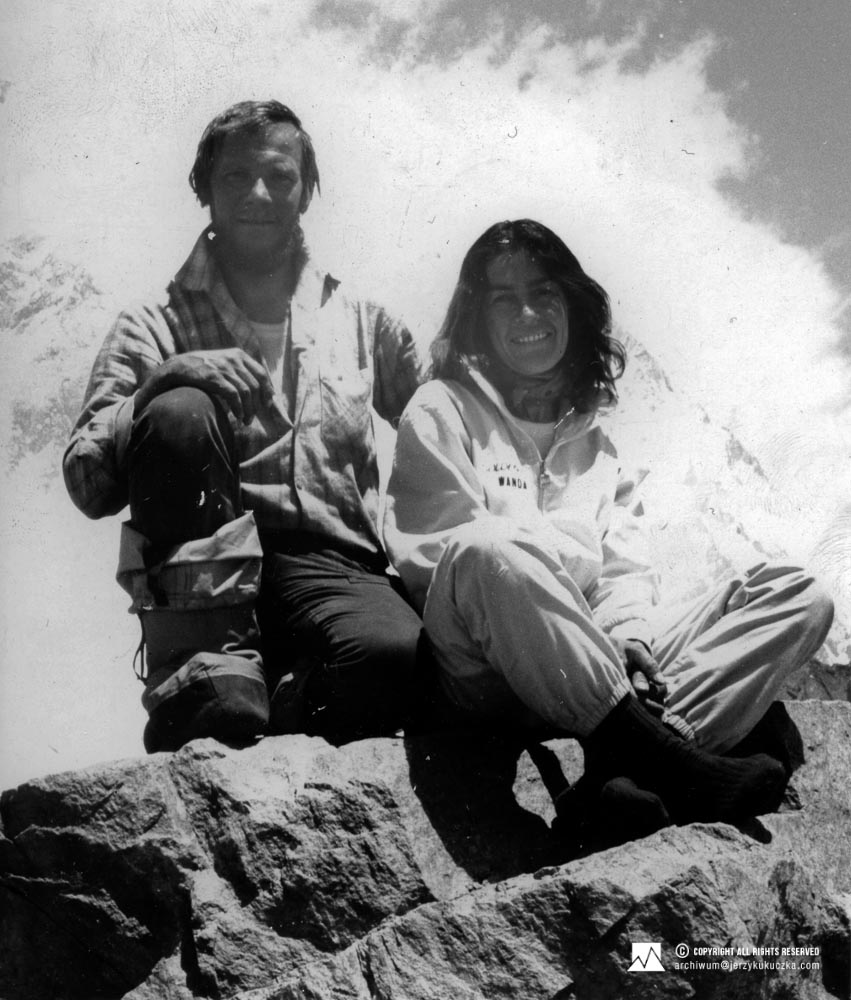 Participants of the expedition at the base. From the left: Jerzy Kukuczka and Wanda Rutkiewicz.