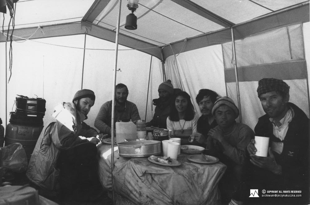 Uczestnicy wyprawy podczas posiłku w bazie. Od lewej: Artur Hajzer, Jerzy Kukuczka, NN, Elsa Avila, Carlos Carsolio, NN, Wojciech Kurtyka.