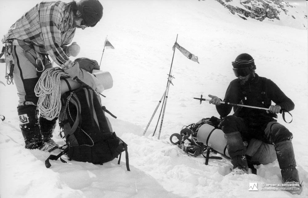Uczestnicy wyprawy na lodowcu Manaslu. Od lewej: Carlos Carsolio i Artur Hajzer.