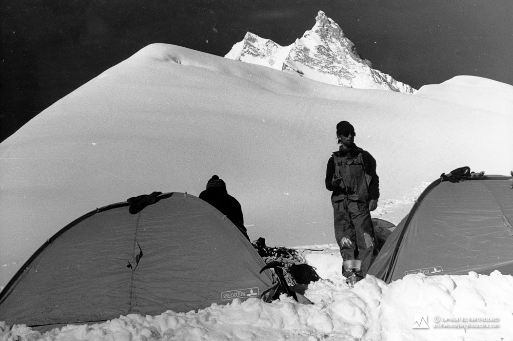 Expedition participants in the camp. From the left: Artur Hajzer and Wojciech Kurtyka. The Manaslu peaks in the background. From the left: the main peak (8156 m above sea level) and the eastern peak (7992 m above sea level).