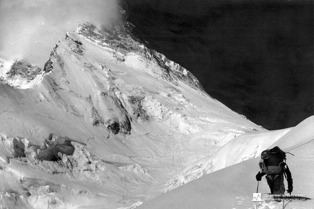 Artur Hajzer podczas wspinaczki wschodnią granią. W tle wschodni szczyt Manaslu (7992 m n.p.m.).