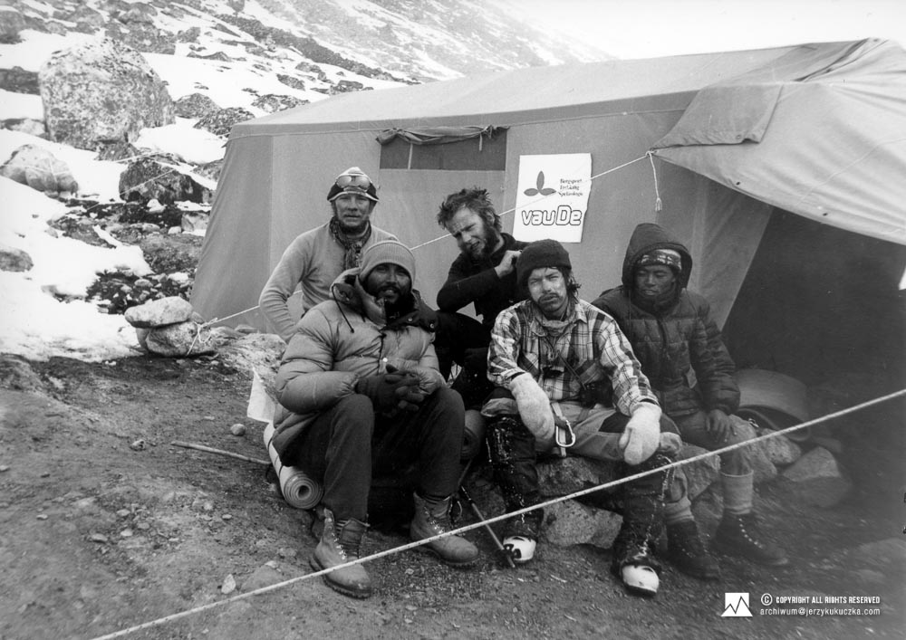 Uczestnicy wyprawy w bazie. Od lewej w pierwszym rzędzie: NN, Carlos Carsolio i NN. Od lewej w drugim rzędzie: Jerzy Kukuczka i Artur Hajzer.