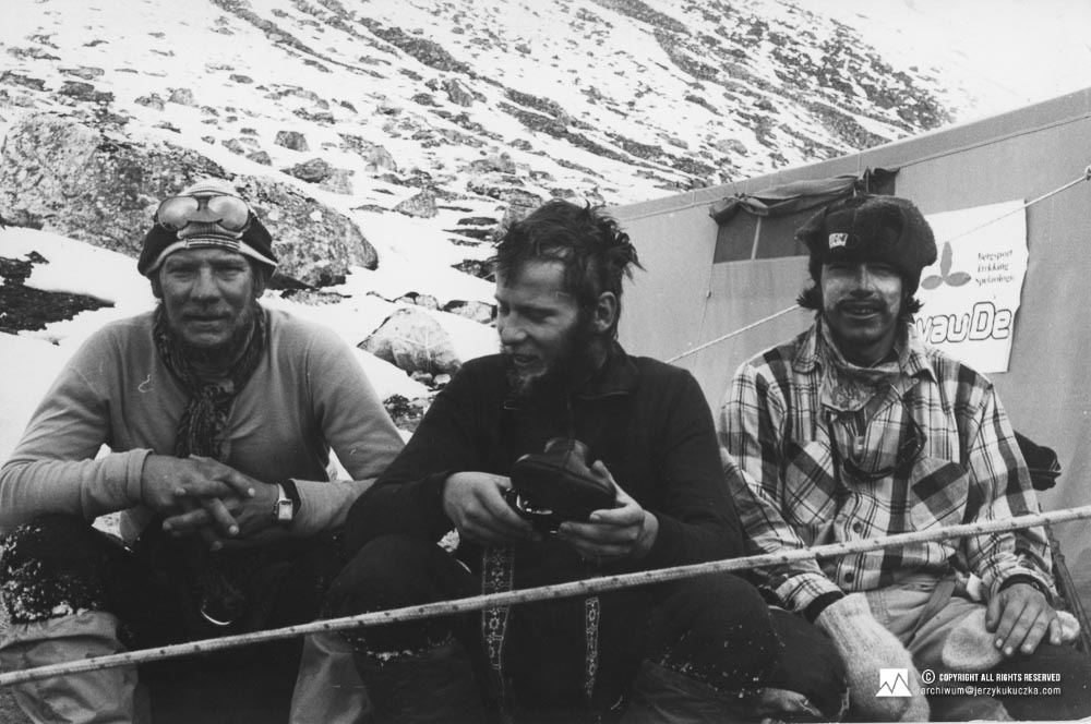 Uczestnicy wyprawy w bazie po zejściu z Manaslu. Od lewej: Jerzy Kukuczka, Artur Hajzer i Carlos Carsolio.
