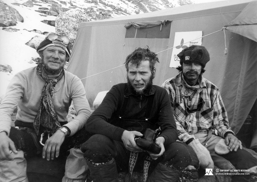 Climbers at the base after reaching top of Manaslu. From left to right: Jerzy Kukuczka, Artur Hajzer and Carlos Carsolio.