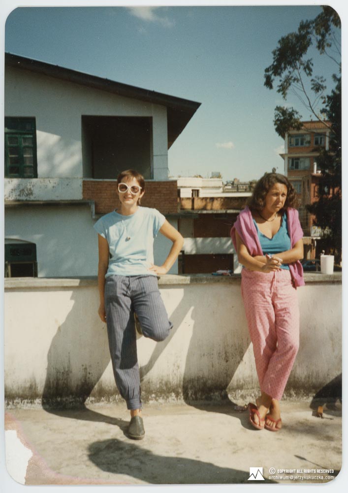 From the left: Jolanta Wielicka and Cecylia Kukuczka in Kathmandu after returning from trekking to Annapurna. The series is a continuation of the expedition to Manaslu. Cecylia Kukuczka had an appointment with Jerzy Kukuczka near Annapurna, but the lack of permission for the expedition meant that the meeting did not take place.