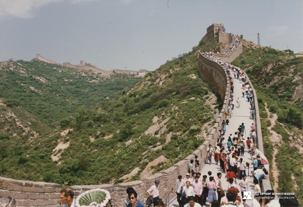 Wielki Mur Chiński. Zdjęcie zostało wykonane podczas podróży Jerzego Kukuczki i Janusza Majera do Chin by negocjować warunki otrzymania pozwolenia na wyprawę na Shisha Pangmę. Panorama muru, widać wielu turystów