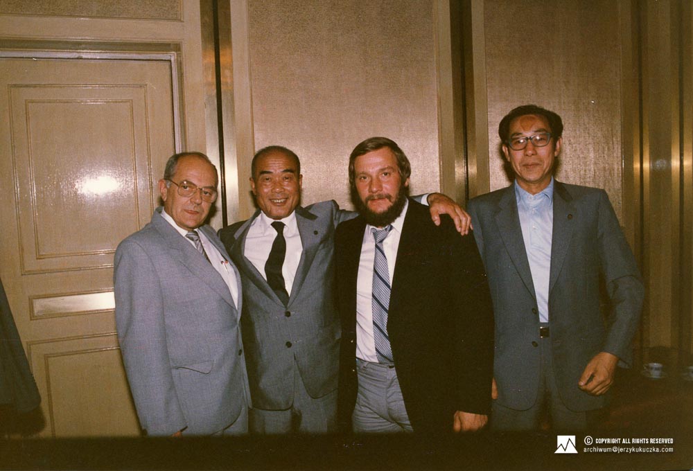 Jerzy Kukuczka z przedstawicielami chińskich władz w Pekinie. Od lewej - być może Zbigniew Dembowski (ambasador PRL w Chinach), NN, Jerzy Kukuczka, Wang Feng Tong