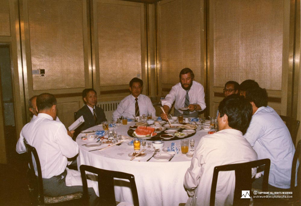 Jerzy Kukuczka podczas spotkania z władzami chińskimi w Pekinie. Jerzy Kukuczka sięgający po jedzenie