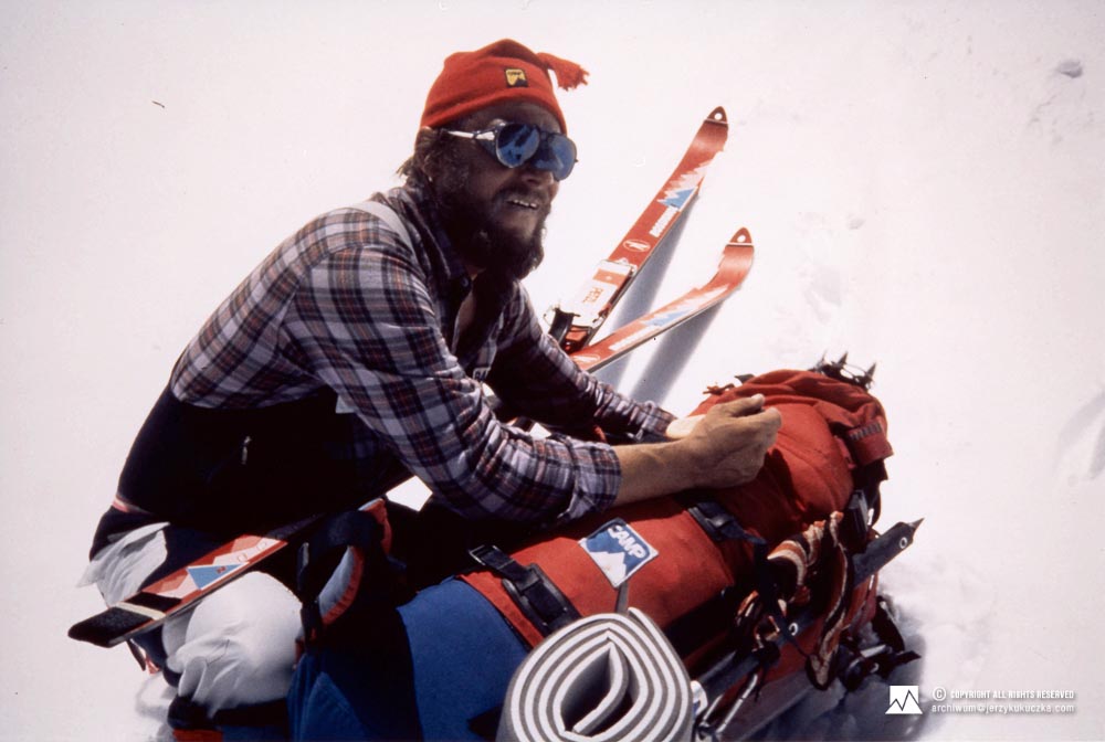 Jerzy Kukuczka podczas przymocowania bądź ściągania nart z plecaka.