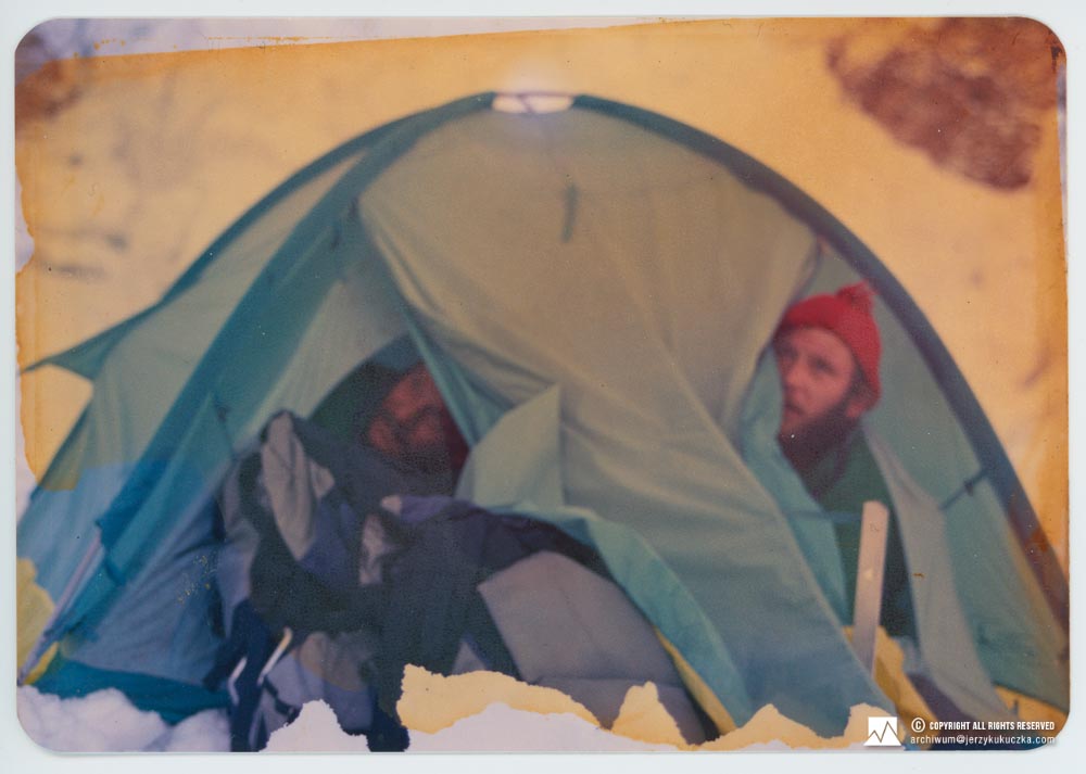 Jerzy Kukuczka i Artur Hajzer w namiocie w obozie na Shisha Pangmie. Od lewej - Jerzy Kukuczka, Artur Hajzer