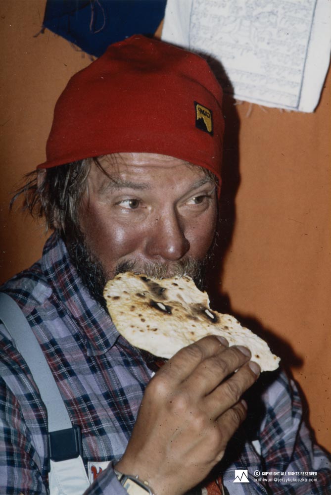 Jerzy Kukczuka podczas posiłku w namiocie w bazie pod Shisha Pangma.