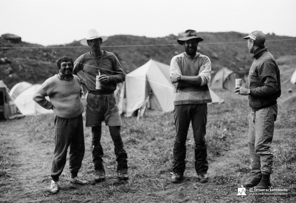 Uczestnicy wyprawy w bazie. Od lewej: Francisco Espinoza, Steve Untch, Henry Todd i NN.