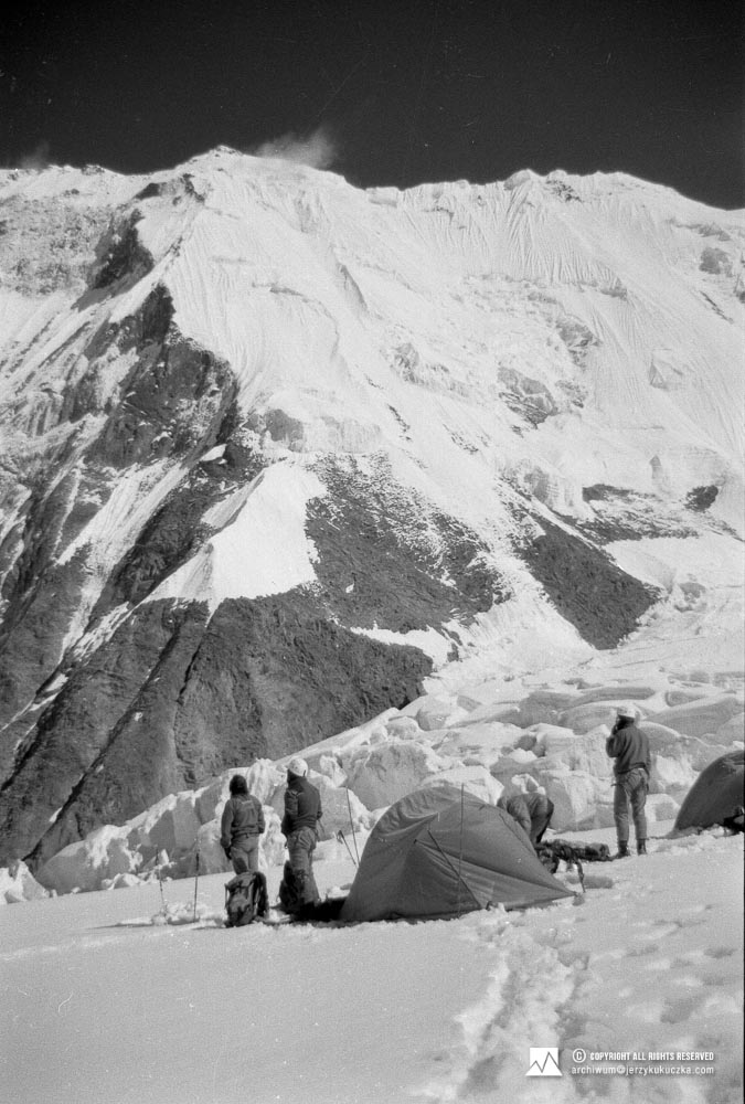 Himalaiści w obozie na stoku Annapurny. Od lewej Ryszard Warecki, Janusz Majer, Francisco Espinoza i Artur Hajzer.