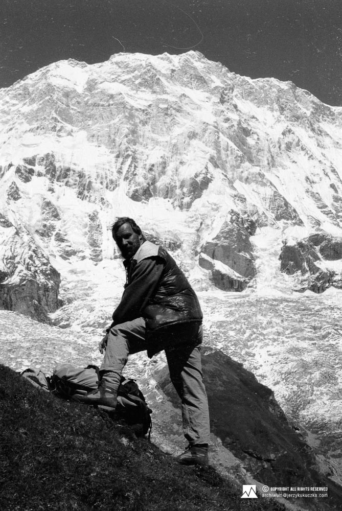 Jerzy Kukuczka against the background of the southern wall of Annapurna.