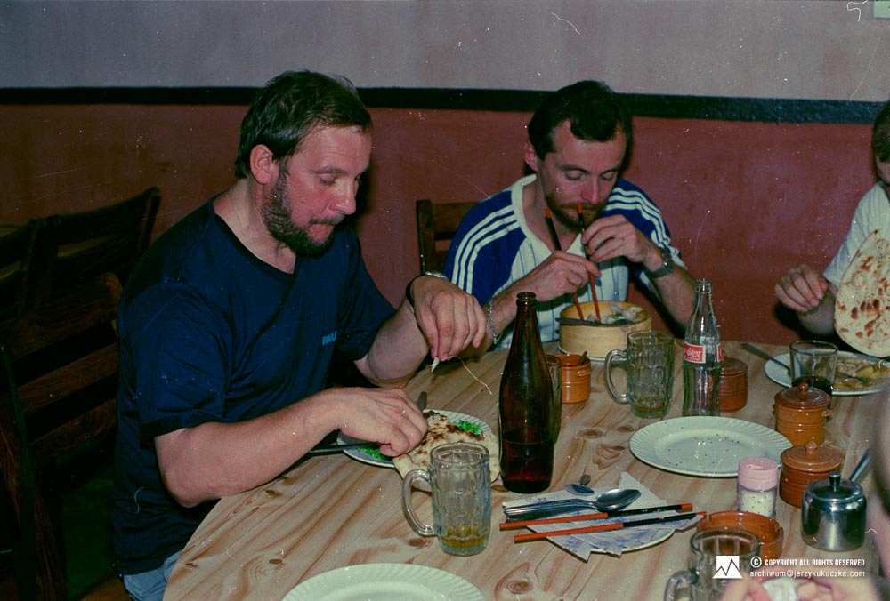 Uczestnicy wyprawy podczas posiłku. Od lewej: Jerzy Kukuczka, Witold Oklek i Leszek Czech.