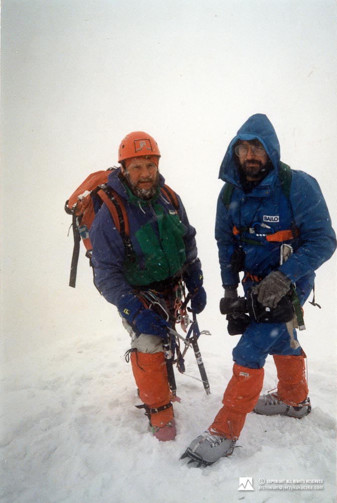 Uczestnicy wyprawy na stoku Lhotse. Od lewej: Jerzy Kukuczka i Ryszard Warecki.