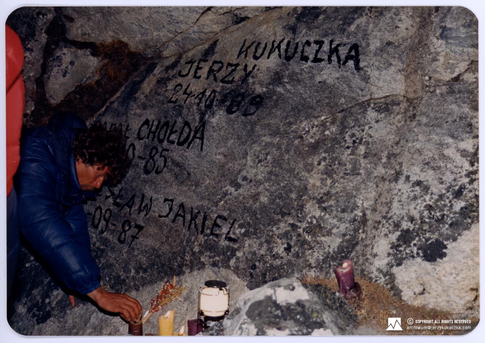 Uczestnicy wyprawy pod kamieniem upamiętniającym zmarłych na południowej ścianie Lhotse polskich alpinistów. Przemysław Piasecki w niebieskiej kurtce.