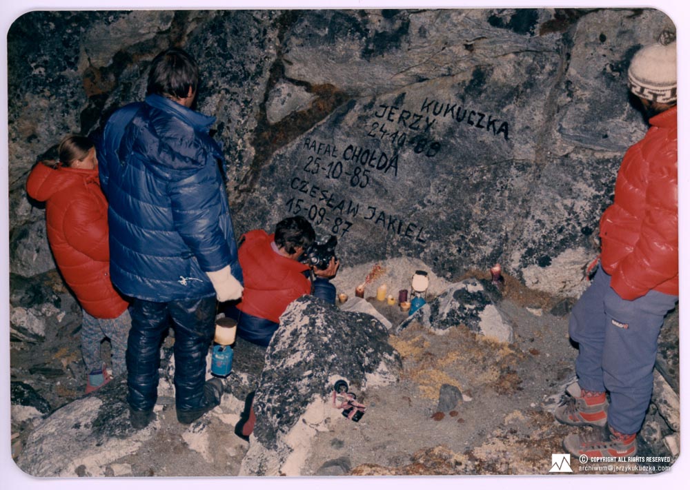 Uczestnicy wyprawy pod kamieniem upamiętniającym zmarłych na południowej ścianie Lhotse polskich alpinistów. Pierwsza z lewej: Elżbieta Piętak.
