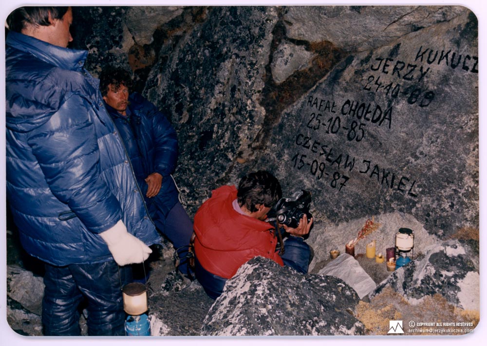 Uczestnicy wyprawy pod kamieniem upamiętniającym zmarłych na południowej ścianie Lhotse polskich alpinistów. Drugi od lewej: Przemysław Piasecki.
