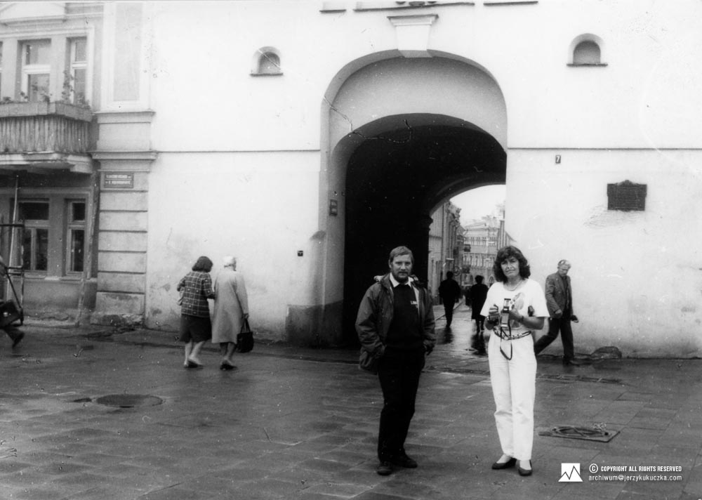 Jerzy Kukuczka i Wanda Rutkiewicz przez Kaplicą Ostrobramską. Od lewej - Jerzy Kukuczka, Wanda Rutkiewicz