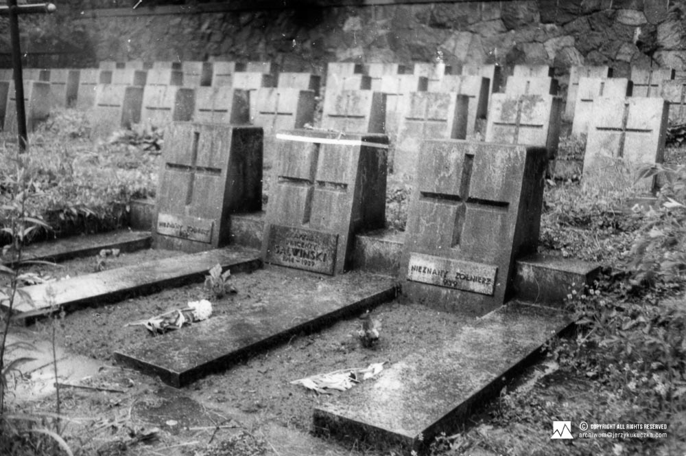 Groby żołnierzy na Cmentarzu Na Rossie