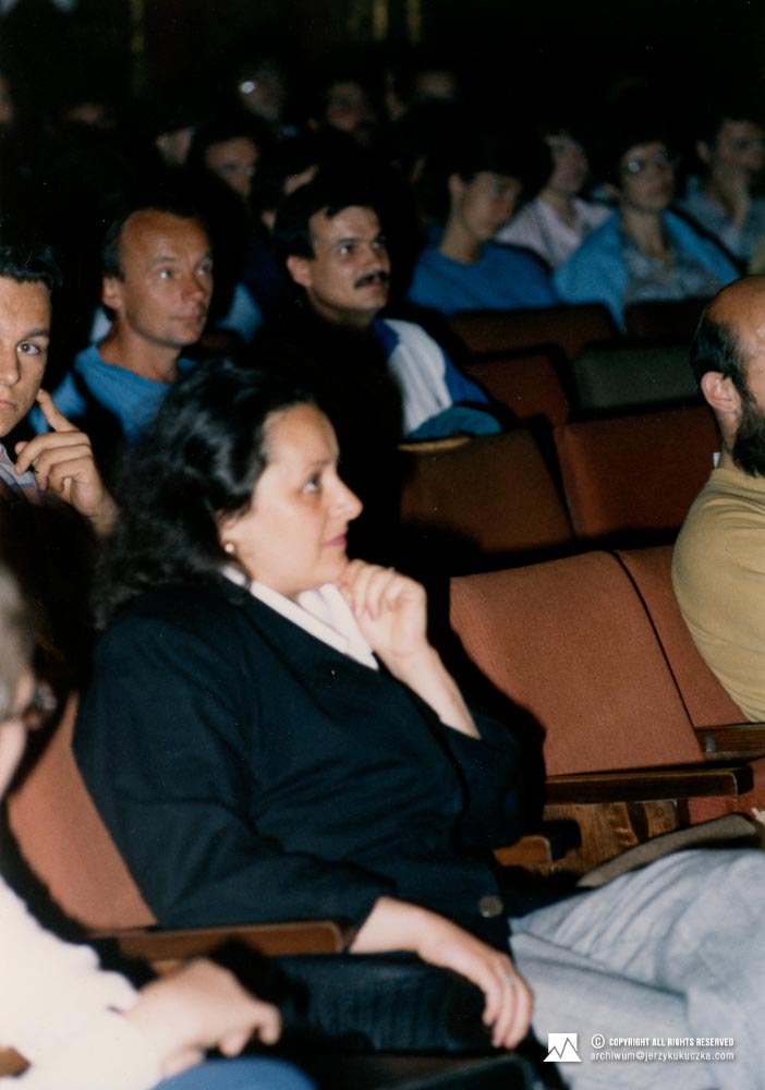 Cecylia Kukuczka na widowni w trakcie prelekcji Jerzego Kukuczki. Cecylia Kukuczka druga od lewej