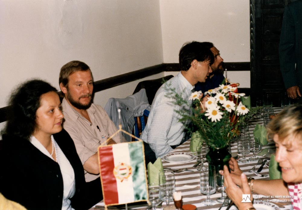 Jerzy Kukuczka i Cecylia Kukuczka na kolacji po prelekcji. Od lewej - Cecylia Kukuczka, Jerzy Kukuczka, pozostałe osoby NN