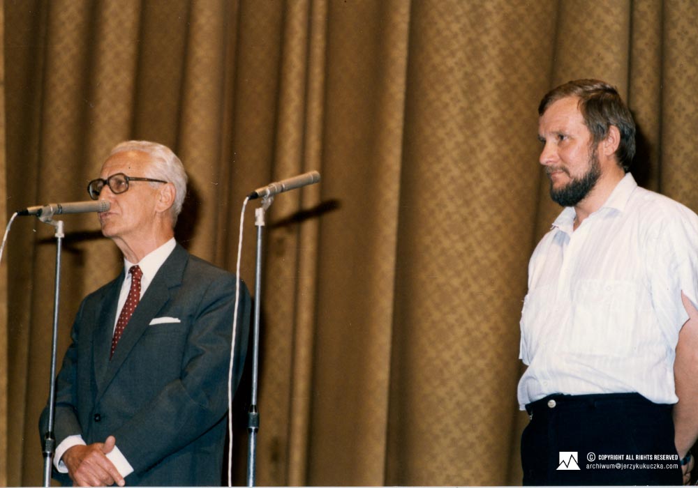 Jerzy Kukuczka w trakcie prelekcji w Budapeszcie. Jerzy Kukuczka pierwszy od prawej, pozsotałe osoby NN. Na rewersie - 