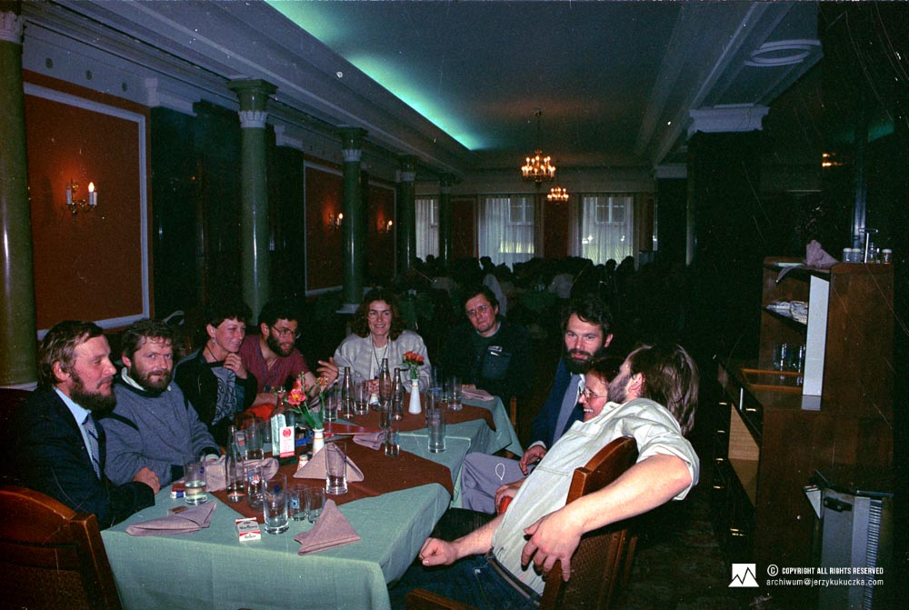 Jerzy Kukuczka, Artur Hajzezr, Wanda Rutkiewicz i pozostali goście przy stole podczas bankietu. Jerzy Kukuczka pierwszy od lewej, Wanda Rutkiewicz piąta od lewej, Artur Hajzer pierwszy od prawej. Pozostałe osoby NN