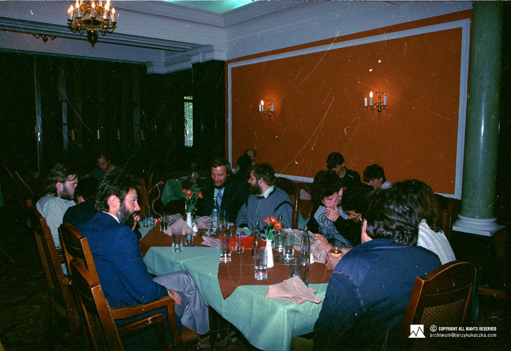 Jerzy Kukuczka, Artur Hajzezr, Wanda Rutkiewicz i pozostali goście przy stole podczas bankietu. Jerzy Kukuczka czwarty od lewej, Wanda Rutkiewicz pierwsza od prawej, Artur Hajzer pierwszy od lewej. Pozostałe osoby NN