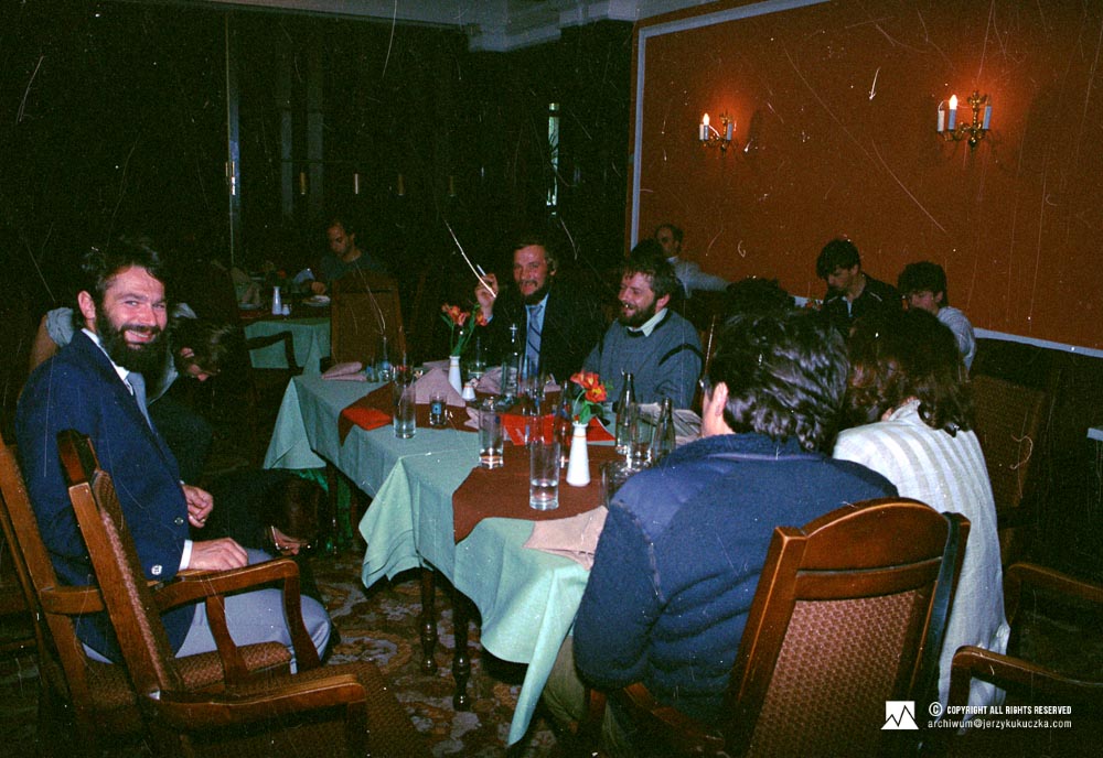 Jerzy Kukuczka, Artur Hajzezr, Wanda Rutkiewicz i pozostali goście przy stole podczas bankietu. Jerzy Kukuczka piąty od prawej, Wanda Rutkiewicz pierwsza od prawej, Artur Hajzer drugi od lewej. Pozostałe osoby NN