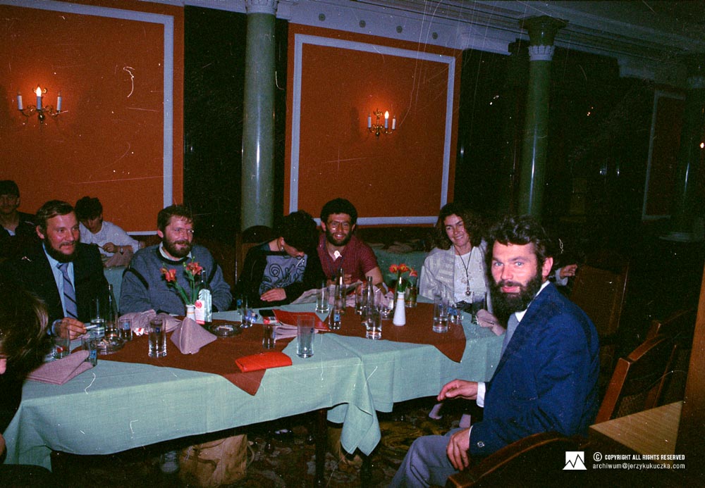 Jerzy Kukuczka, Wanda Rutkiewicz i pozostali goście przy stole podczas bankietu. Jerzy Kukuczka pierwszy od lewej, Wanda Rutkiewicz druga od prawej. Pozostałe osoby NN