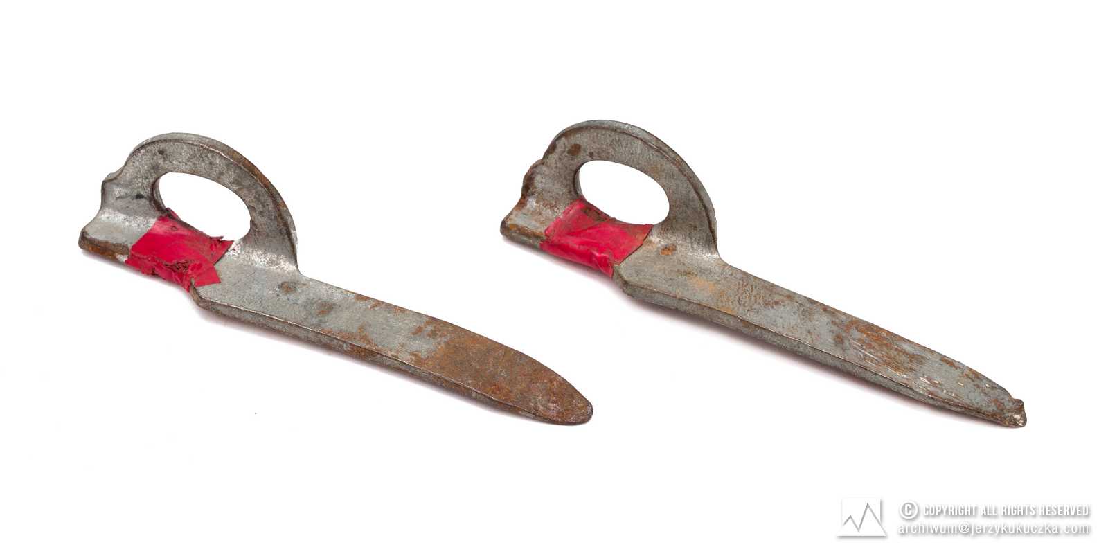 hak typu knifeblade, łyżka niesygnowany, oznaczony czerwoną taśmą, długość: 128 mm.Lata 60-80. XX w.