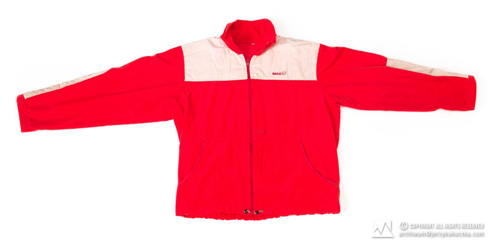 Bluza firmy Bailo. Czerwona z szarymi wstawkami, zapinana na całej długości. Lata 70-80 XX w.