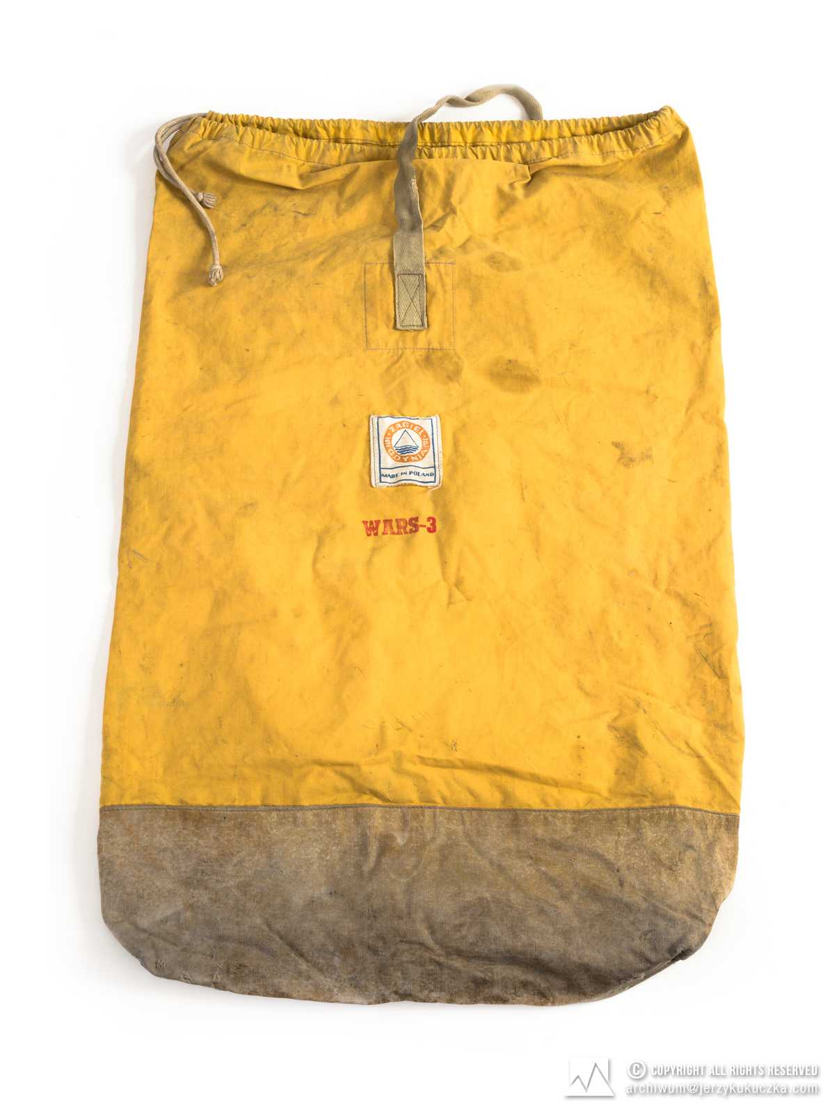 Worek bagażowy firmy Żagiel. Żółty ze szarym spodem, ściągany sznurkiem, spód wzmocniony, wszyty uchwyt z taśmy, długość- 77 cm, szerokość- 45 cm. Lata 60-80 XXw. Żagiel