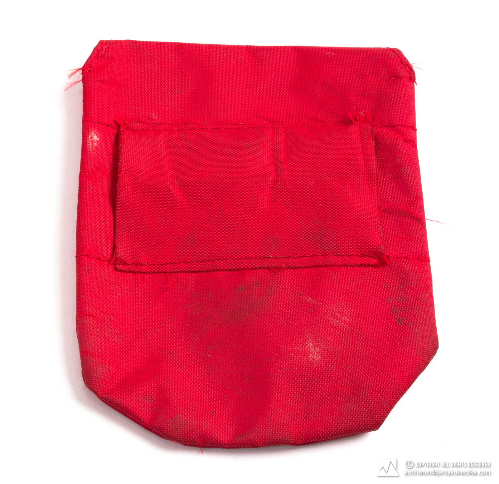 Saszetka firmy Camp. Czerwona, zapinana na guzik, do przewlekania przez pas, koloru czerwonego. Lata 60-80 XX w. CAMP