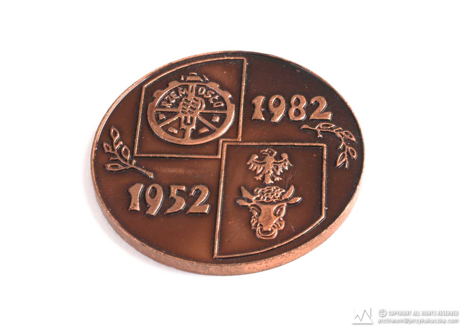 Medal pamiątkowy wydany z okazji trzydziestolecia istnienia Spółdzielni Rzemieślniczej Wielobranżowej, dwustronny- legenda / dwa przedstawienia heraldyczne w skos, dwie daty na wspak, ornamenty 1982