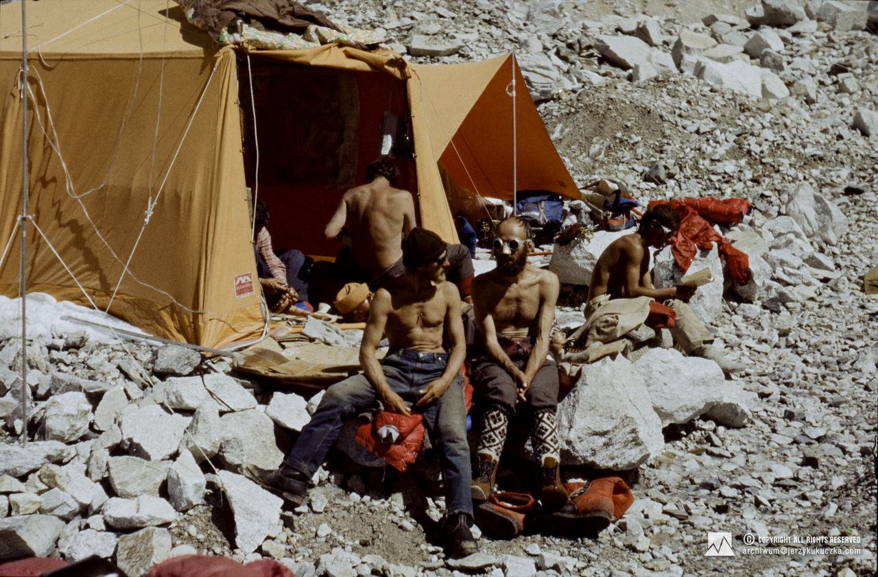 Participants of the expedition at the base. In the foreground from the left: Adam Bilczewski and Janusz Baranek. In the background from the left: Andrzej Czok, Jan Koisar and Howard Nesheim.