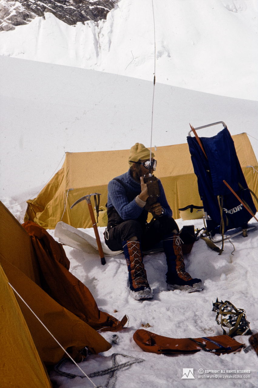 Jerzy Kukuczka in camp I (6050 m above sea level).