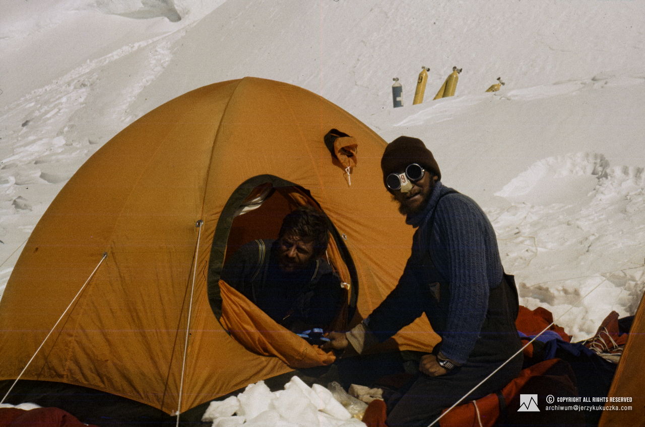 Participants of the expedition in camp III (7200 m above sea level). From the left: Janusz Skorek and Jerzy Kukuczka.
