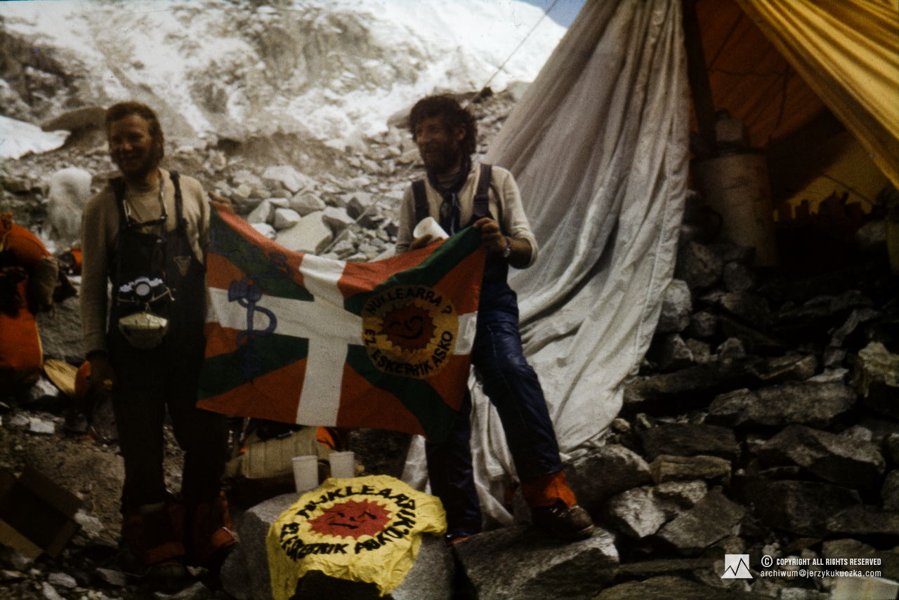 Jerzy Kukuczka (left) and Andrzej Czok pose in the base camp with the Basque Country flag taken from the top of Mount Everest.