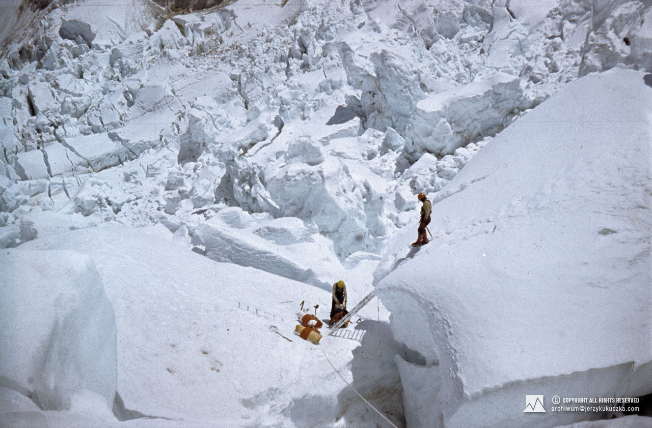 Uczestnicy wyprawy na lodospadzie Khumbu. Od lewej: Zygmunt Andrzej Heinrich i Jerzy Kukuczka.