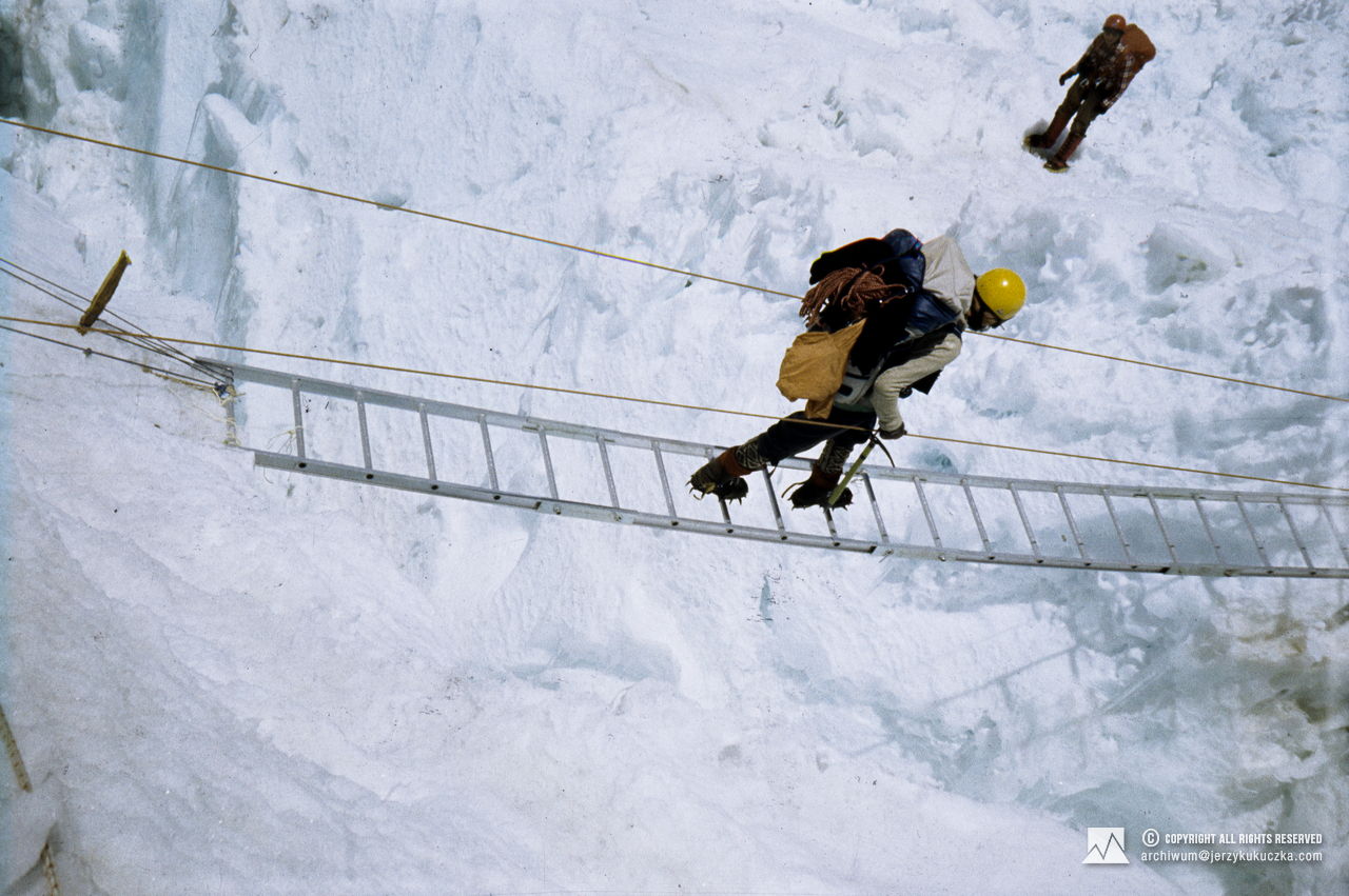 Participants of the expedition on the Khumbu Icefall. The crevasse is overcome by Zygmunt Andrzej Heinrich. Jacek Rusiecki in the background.