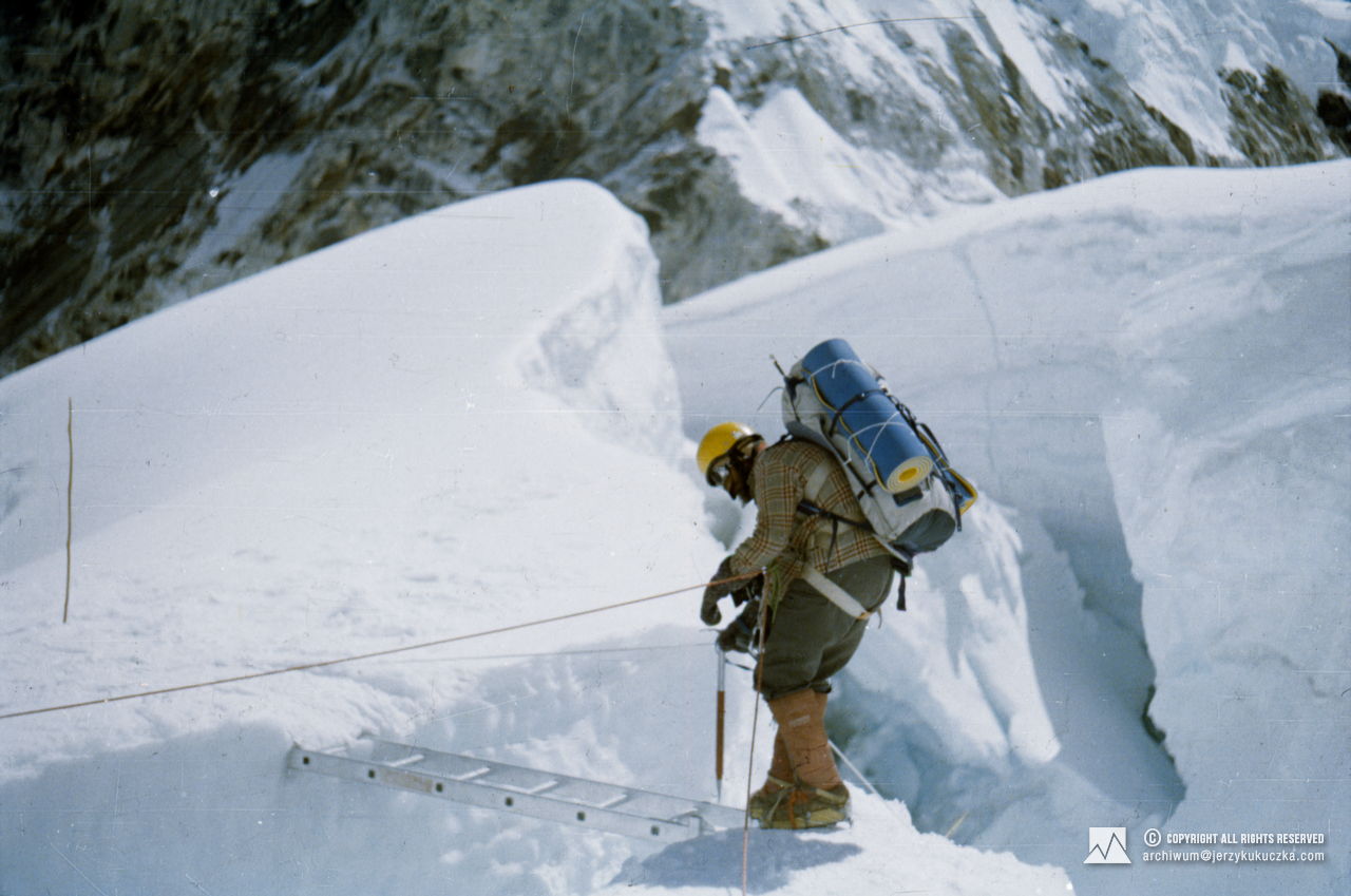 Kazimierz Waldemar Olech while crossing the ice crevasse.