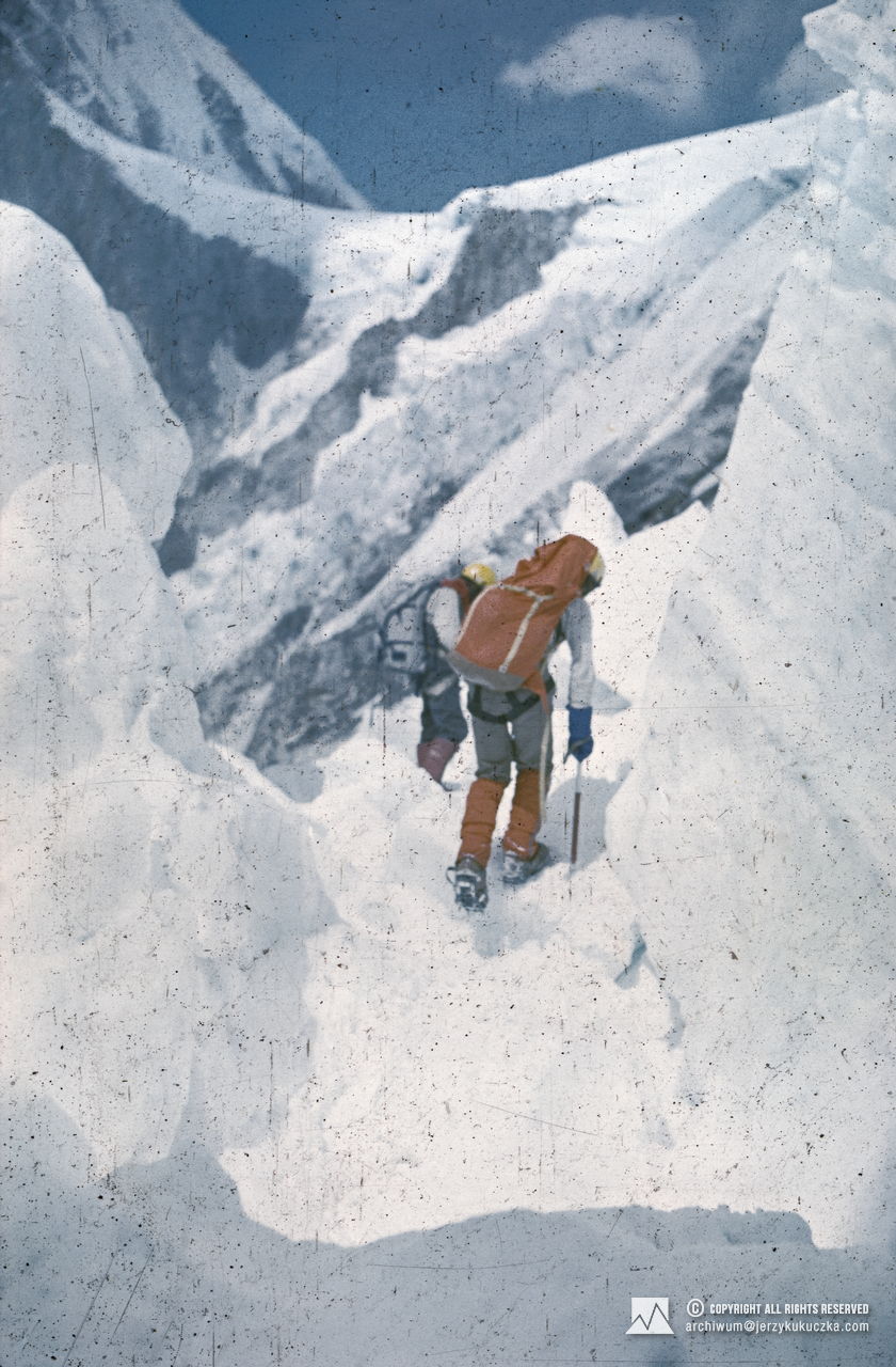 Participants of the expedition on the Khumbu Icefall. Kazimierz Waldemar Olech is leading, followed by Andrzej Czok.