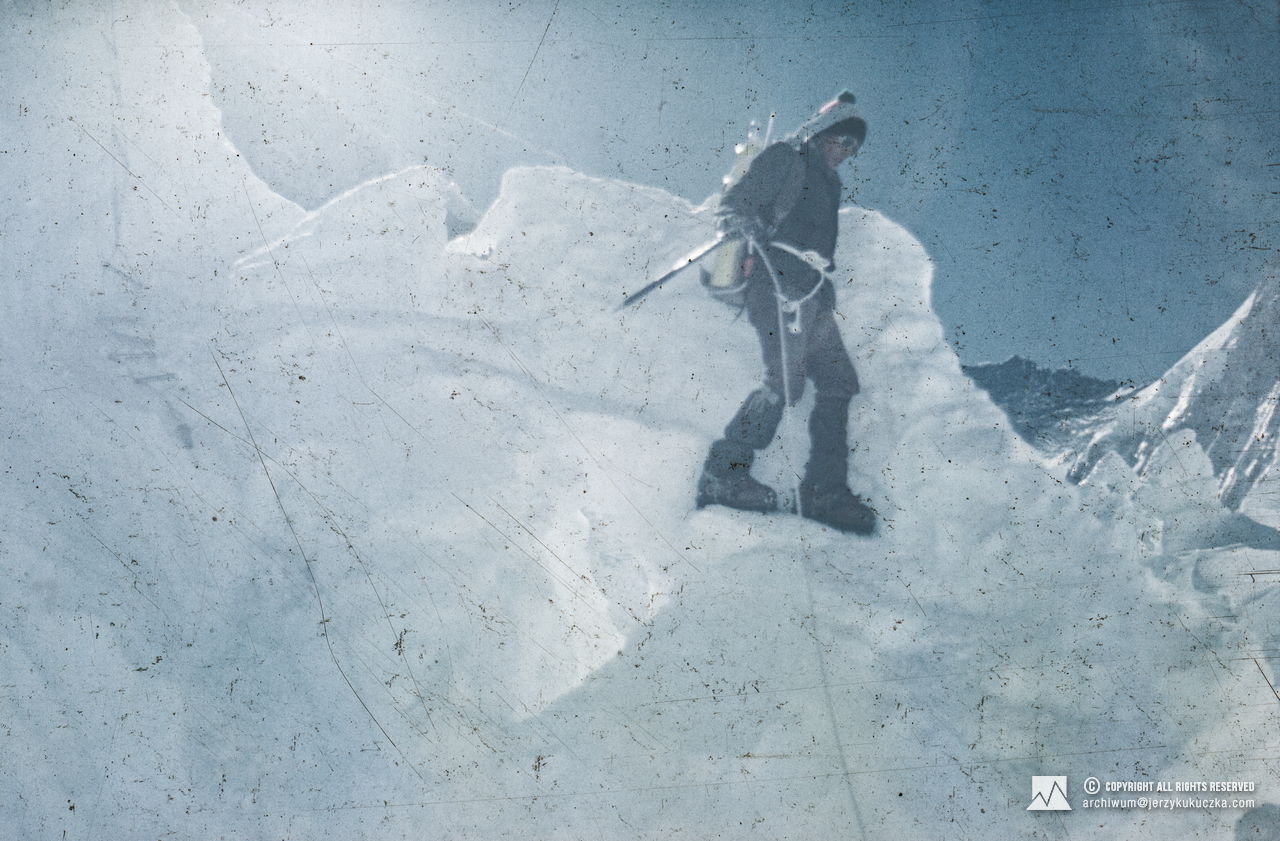 Uczestnik wyprawy w trakcie wspinaczki w lodospadzie Khumbu.